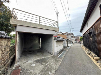 車庫と前面道路です。