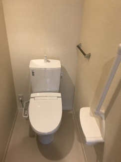 手すりも付いたトイレです