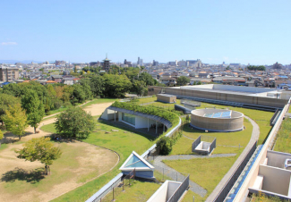 大中遺跡公園。四季折々の木々が植えられ、弥生時代の歴史と季節感の両方を感じられる公園です。まで200m