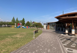 野添であい公園。芝生広場や健康遊具がある大きな公園です。まで220m