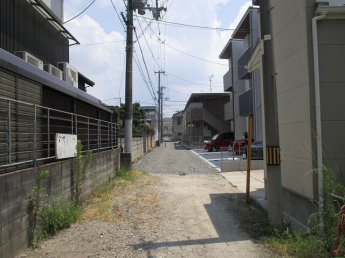 前面道路です。家の前には車の往来はほとんどありません。※前面