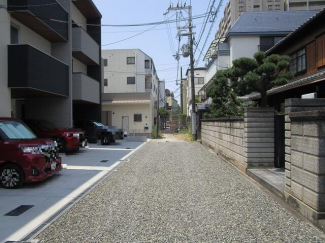 前面道路です。家の前には車の往来はほとんどありません。※前面