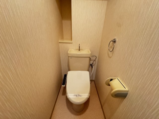 落ち着いた色調のトイレです