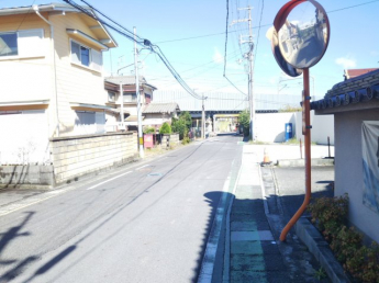 【前面道路含む現地写真】