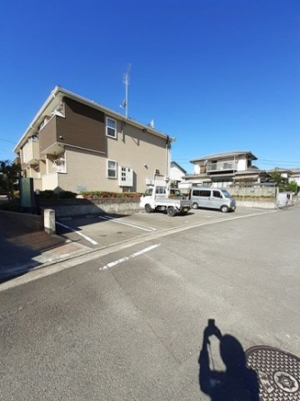 車をお持ちの方に嬉しい駐車場付きの物件です