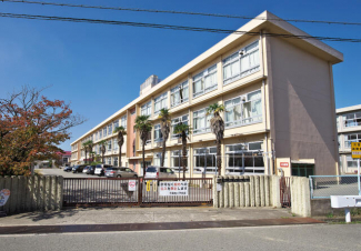 平岡南小学校。幼稚園・中学校と隣接し、９年間通い慣れた通学路を利用出来るので安心です。まで410m