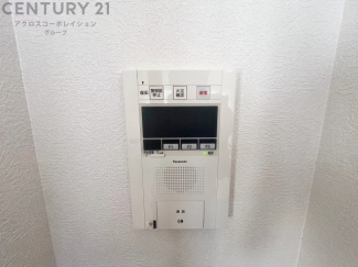 訪問者が来たときにテレビ画面で確認できるため、安心してドアを開けられます。録画機能があるものもあり、留守中に来訪者を記録しておくことができます。利便性が高く、セキュリティ面でも安心です