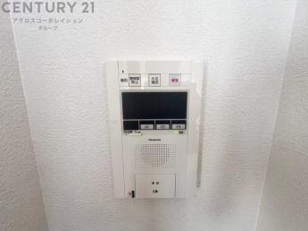 訪問者が来たときにテレビ画面で確認できるため、安心してドアを開けられます。録画機能があるものもあり、留守中に来訪者を記録しておくことができます。利便性が高く、セキュリティ面でも安心です