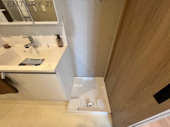 洗濯物の仕分け作業がしやすく、整理整頓が容易になります。洗濯音や湿気を他の部屋に持ち込まず、生活環境を快適に保ちます。上部を活用すれば収納スペースを確保でき洗剤や洗濯用品の整理もしやすくなります。