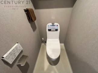 温水洗浄便座付トイレは温水洗浄機能により、暖かい水でおしりを洗浄することができ、冷たい水を使う従来の便座に比べ、温水洗浄機能で暖かいトイレを提供し、快適な使用を可能にします。
