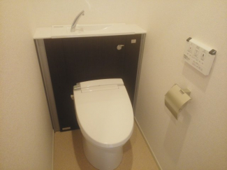 落ち着いた色調のトイレです