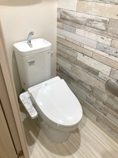 落ち着いた色調のトイレです