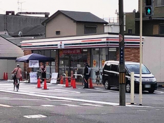 ビルの向かい側にはコンビニ（セブンイレブン）があり便利ですよ