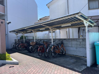 駐車場と駐輪場は屋根付き！大切な自転車が雨にさらされる心配も