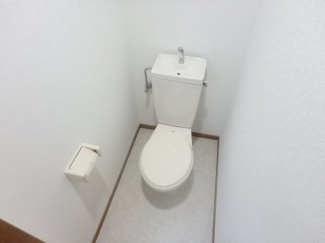 落ち着いた色調のトイレです