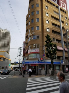 ローソン六甲道駅前店まで286m