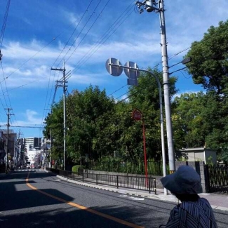 稲荷山神社に隣接する豊中稲荷山公園。木陰が多く、お子様の遊び