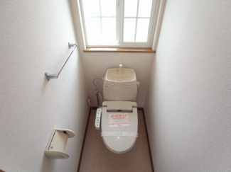 落ち着いた色調のトイレです