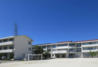 四條畷市立田原小学校まで421m