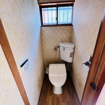 温水洗浄便座付きのトイレです。窓のあるトイレです。