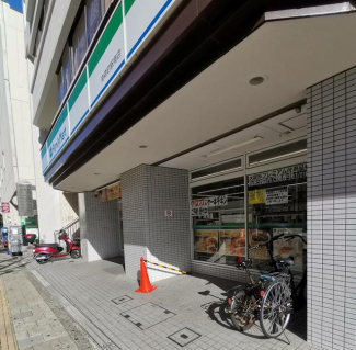 ファミリーマート南森町駅南店まで374m