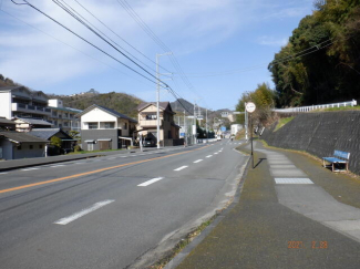 湯山小学校前バス停　約１００㍍