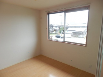 こちらのお部屋も南向きで明るいお部屋です