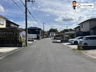 前面道路は約6ｍの広さがございます。車庫入れもスムーズに行えます。