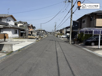 前面道路は約6ｍの広さがございます。車庫入れもスムーズに行えます。