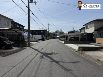 前面道路は約6ｍの広さがございます。車庫入れもスムーズに行えます。
