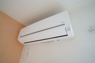 リビングに設備でエアコン1基ついています
参考、同建物・反転間取りの号室
