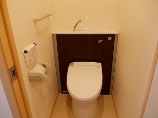 落ち着いた色調のトイレです