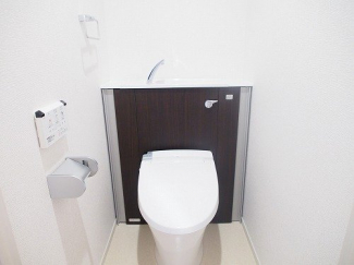 落ち着いた色調のトイレです