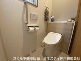 １階トイレ。暖房付き、温水洗浄便座です。収納一体型トイレとなっており、収納スペースに困りません。