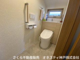 ２階トイレ。トイレが２ヶ所設置されており、家族の使用時間が重なる時間帯でも困りません。