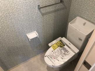 落ち着いた色調のトイレです