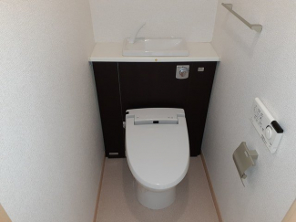 落ち着いた色調のトイレです