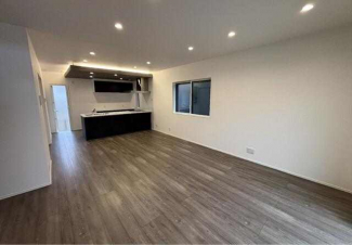 隣接した和室と一体利用できる間取りで、開放感を感じられるリビ