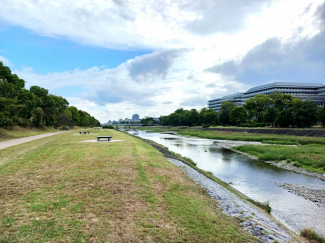 前面道路は鴨川沿い