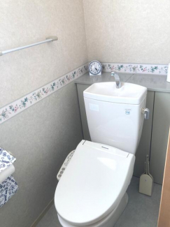 ２階トイレです。こちらも温水洗浄暖房便座です。２０１９年便座