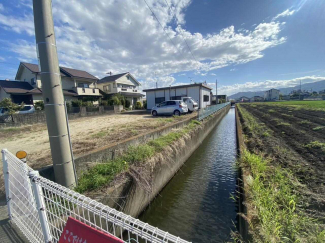 南隣地は水路