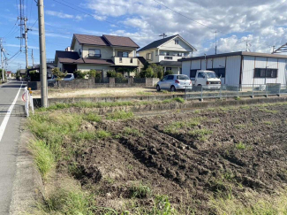 南は水路を挟んで田