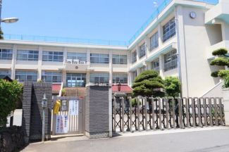 砥部町立麻生小学校まで888m