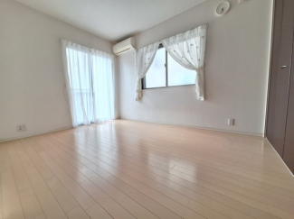 西と南の二面採光で明るい６帖の洋室。