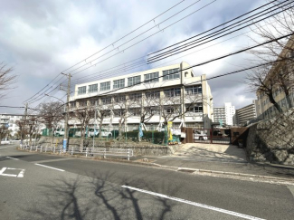 2.神戸市立神陵台中学校まで約740ｍ