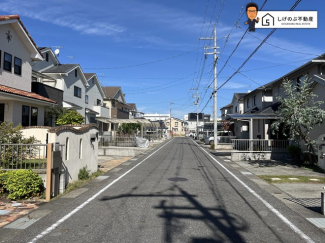 前面道路は約6ｍの広さがございます。車庫入れもスムーズに行えます。