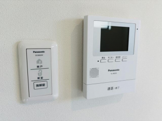 ●２階のリビングから玄関のカギが開けれる便利な電気錠付き（モ