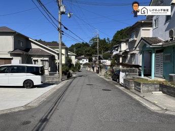 前面道路は約6ｍの広さがございます。車庫入れもスムーズに行えます。