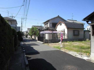 現地を含む前面道路です。閑静な住宅街です。