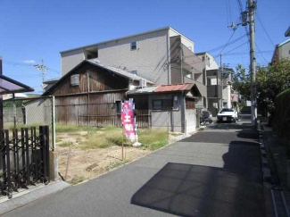 現地を含む前面道路です。閑静な住宅街です。